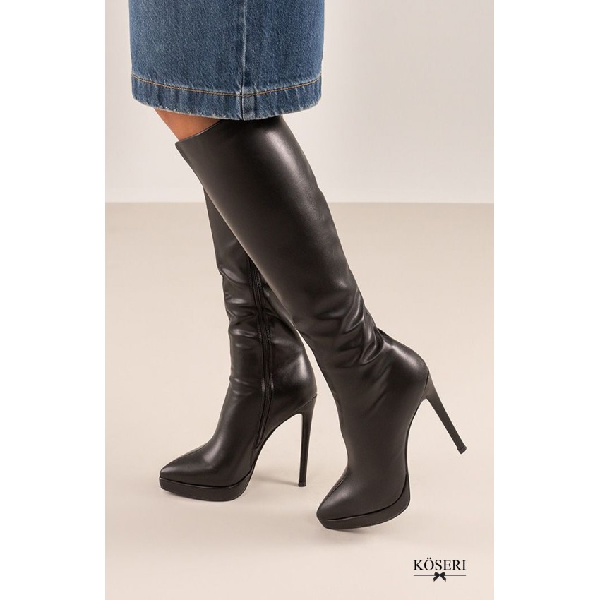 BOTA NEGRA TACÓN DE AGUJA