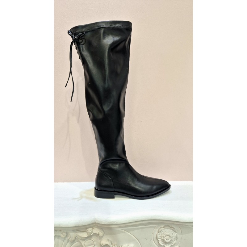 BOTA MOSQUETERA NEGRA TACÓN BAJO