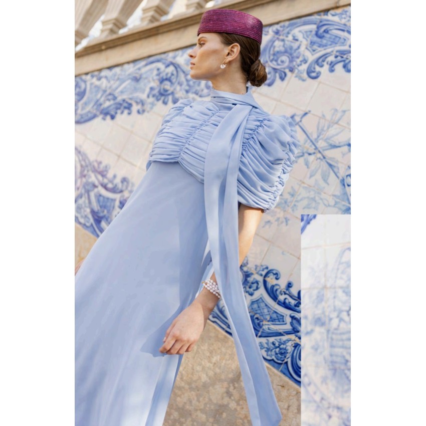 VESTIDO AZUL CON CAPELINA FRUNCIDA