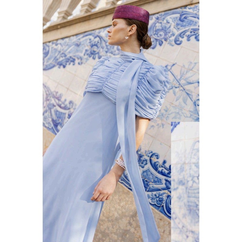 VESTIDO AZUL CON CAPELINA FRUNCIDA