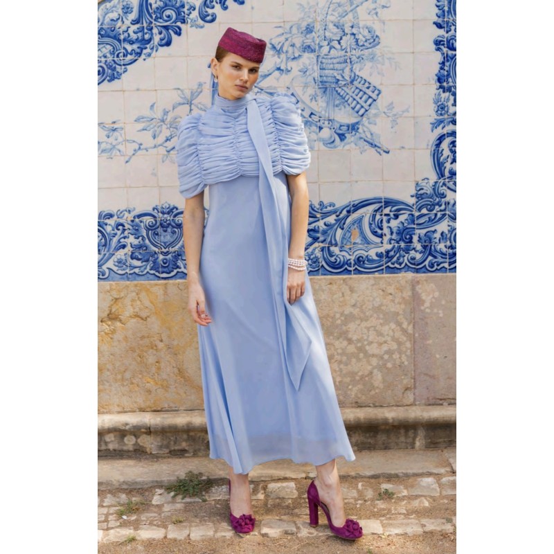VESTIDO AZUL CON CAPELINA FRUNCIDA
