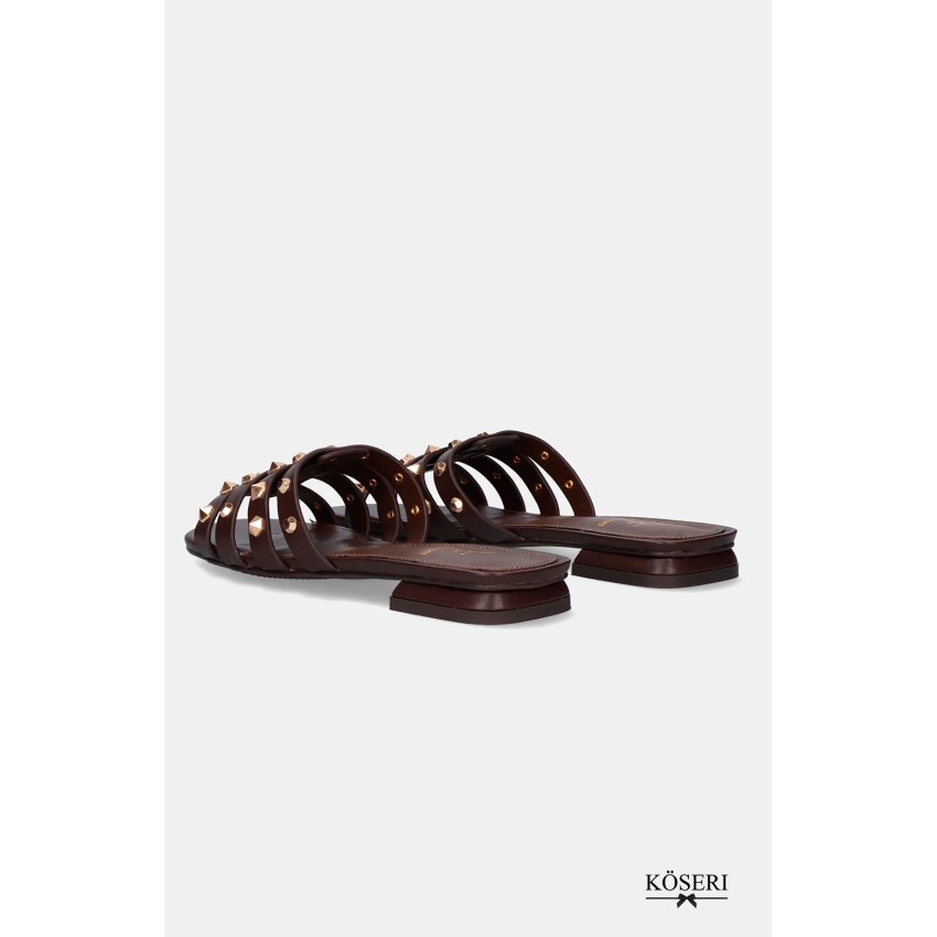 SANDALIA PLANA TACHAS ROMA MARRON