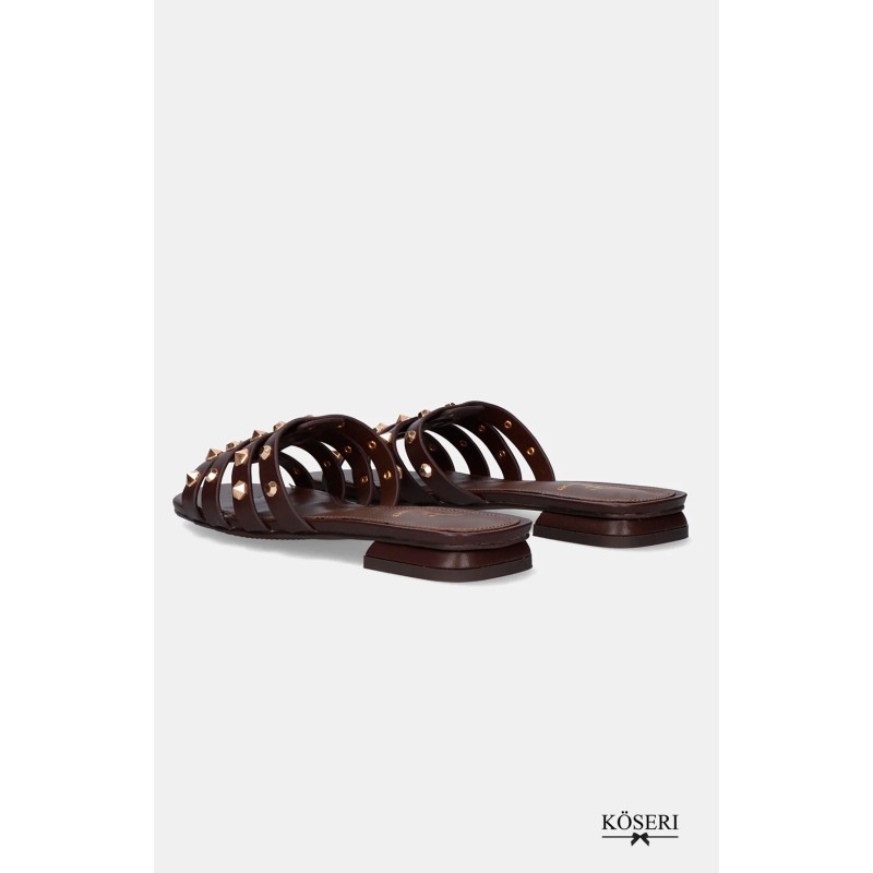 SANDALIA PLANA TACHAS ROMA MARRON