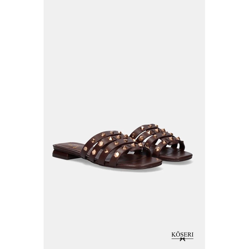 SANDALIA PLANA TACHAS ROMA MARRON