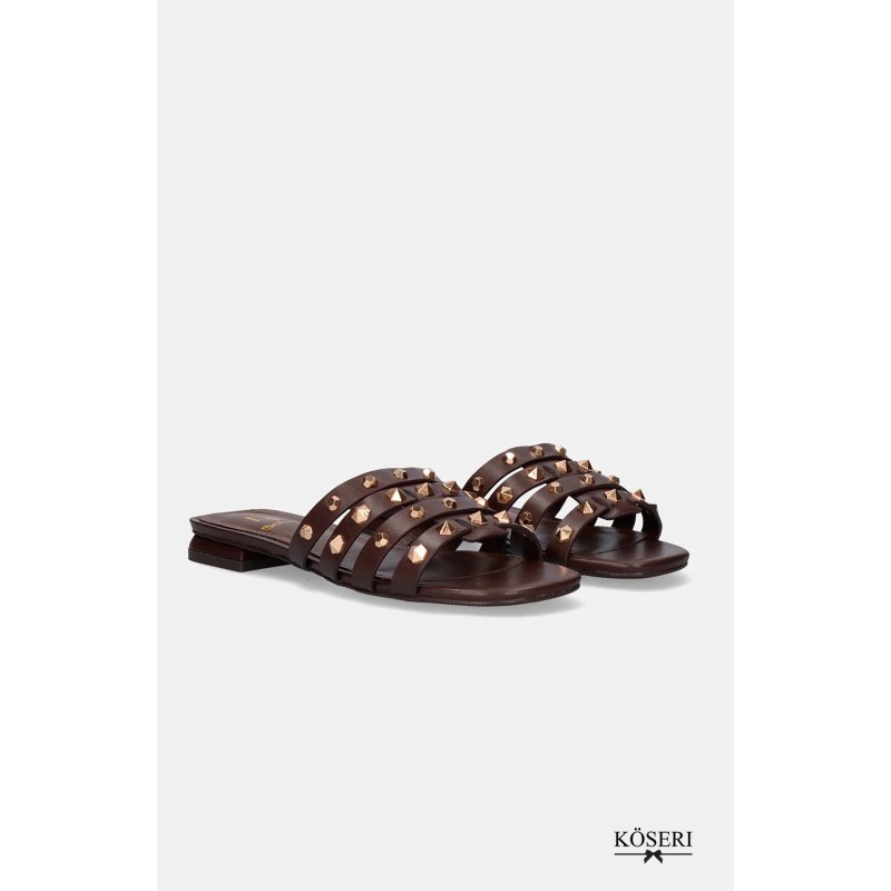 SANDALIA PLANA TACHAS ROMA MARRON