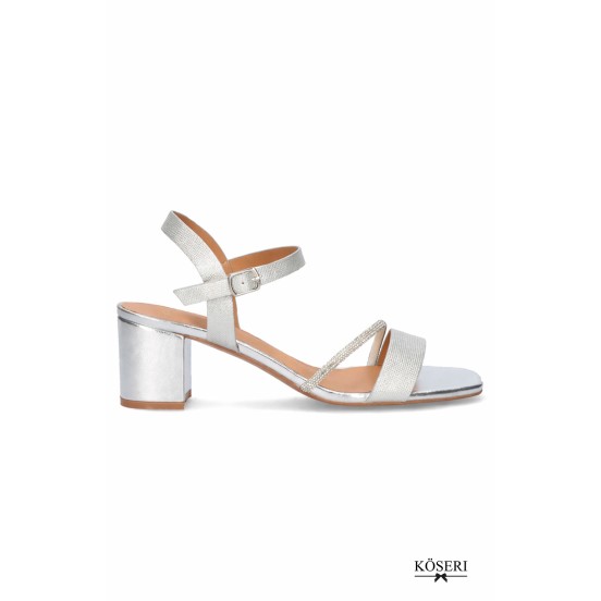 SANDALIA GLITTER PLATA. TACÓN MEDIO