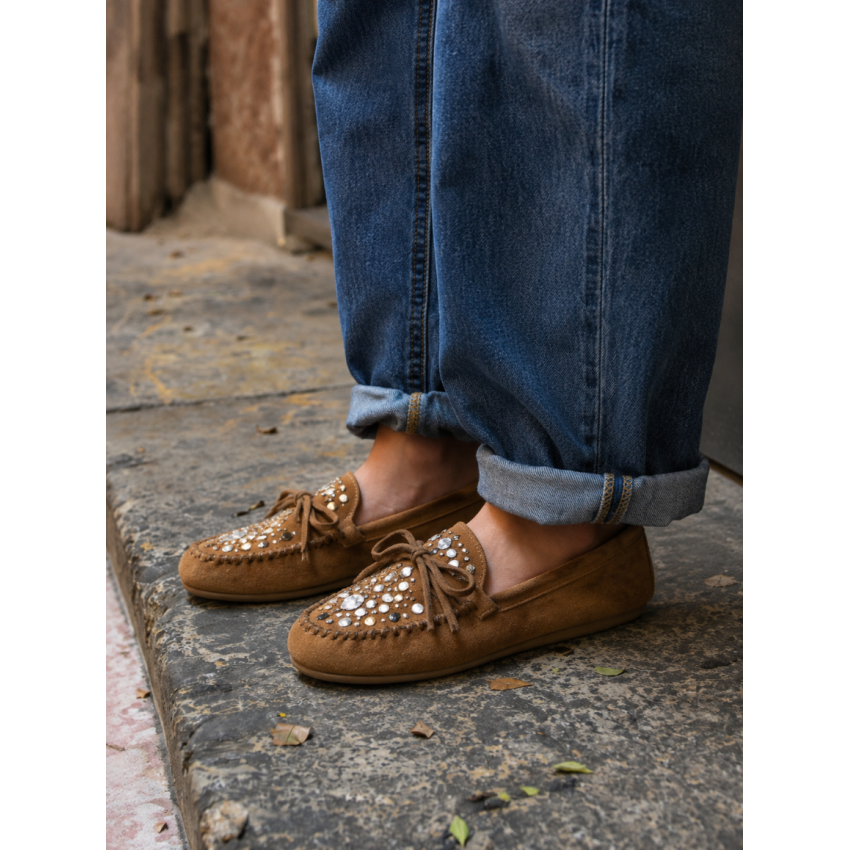 MOCASÍN DE ANTE CON TACHAS METÁLICAS