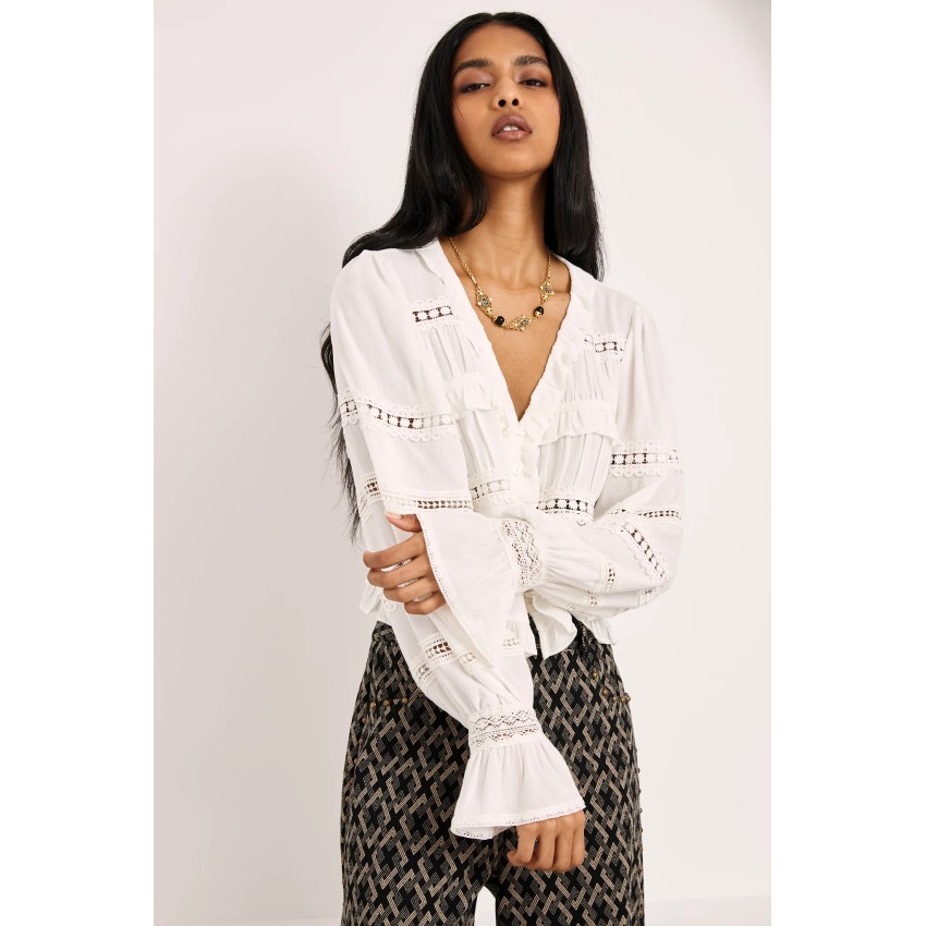 BLUSA VOLANTES Y CALADOS PASAMANERÍA - BLANCO
