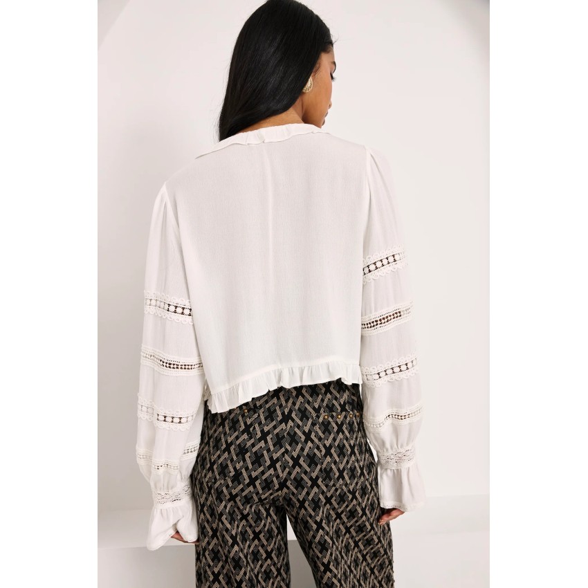 BLUSA VOLANTES Y CALADOS PASAMANERÍA - BLANCO