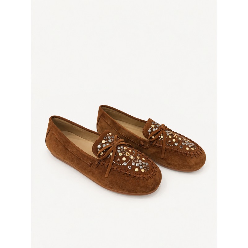 MOCASÍN DE ANTE CON TACHAS METÁLICAS