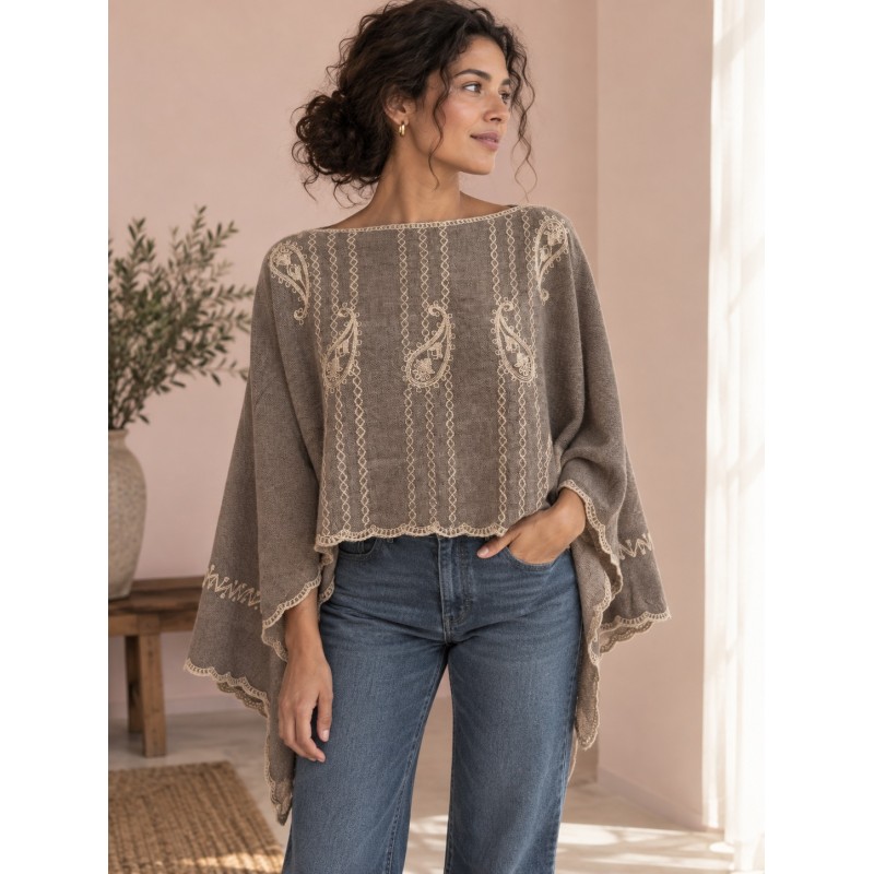 PONCHO BORADO MARRON
