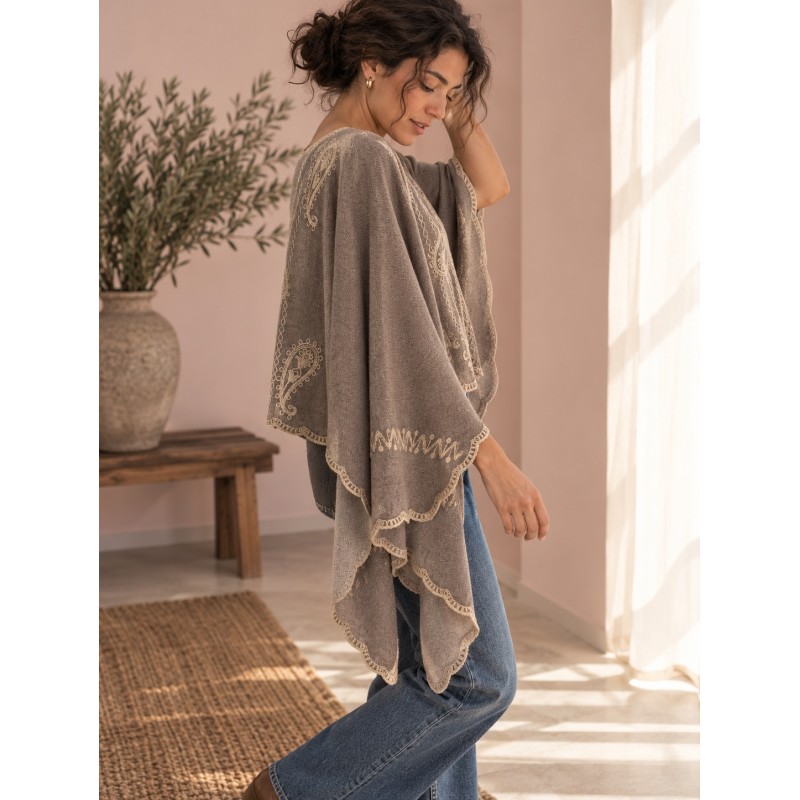 PONCHO BORADO MARRON
