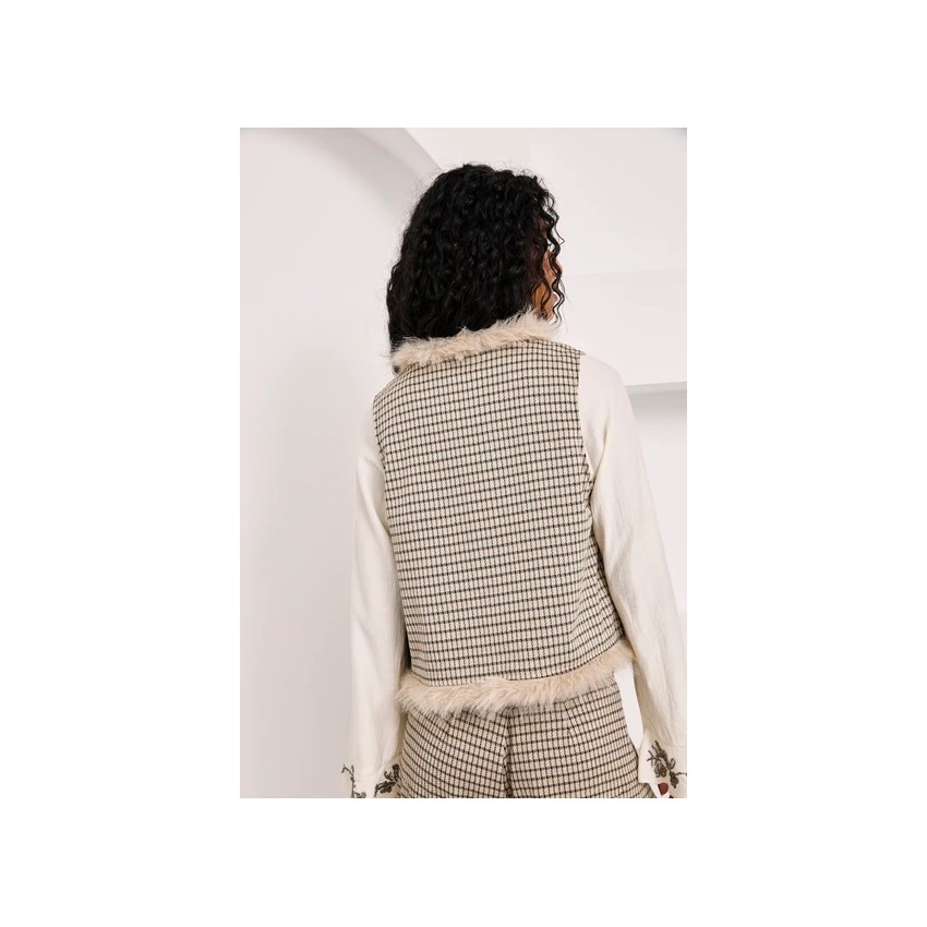CHALECO CUADROS CON BORDADOS Y PELO - IVORY